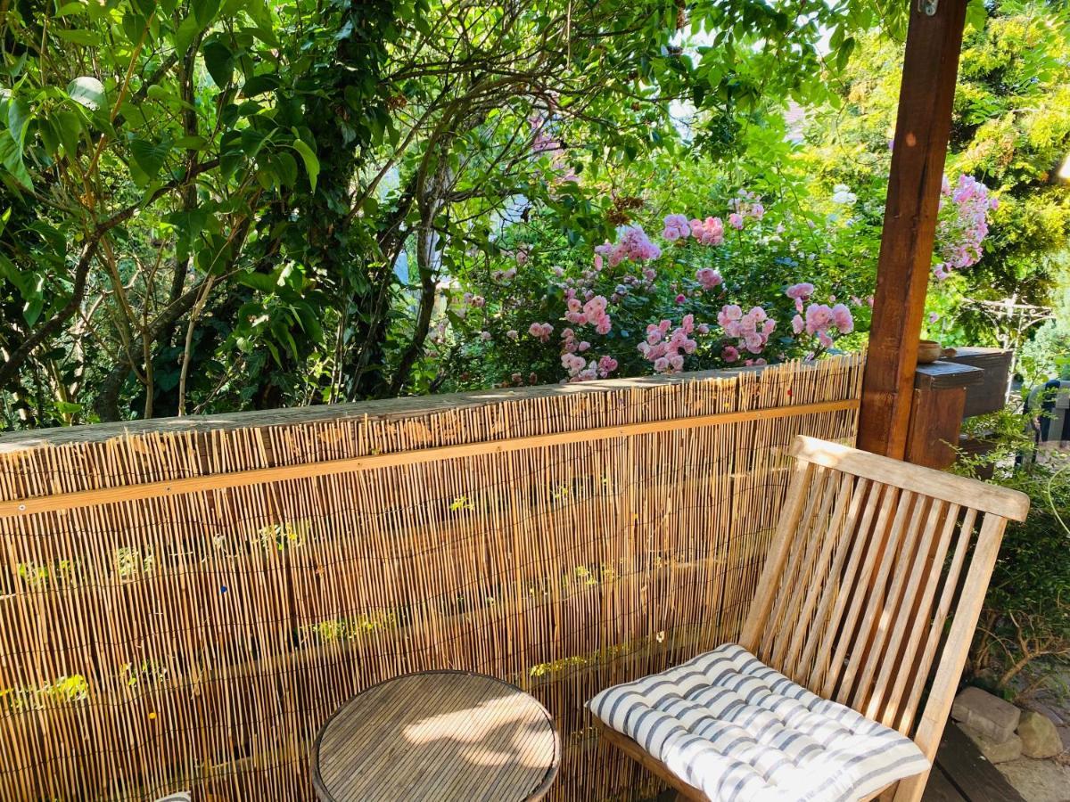 Mit Schoener Terrasse. *